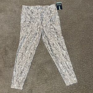 DSG Crinkle Pattern Leggings in Light Gray